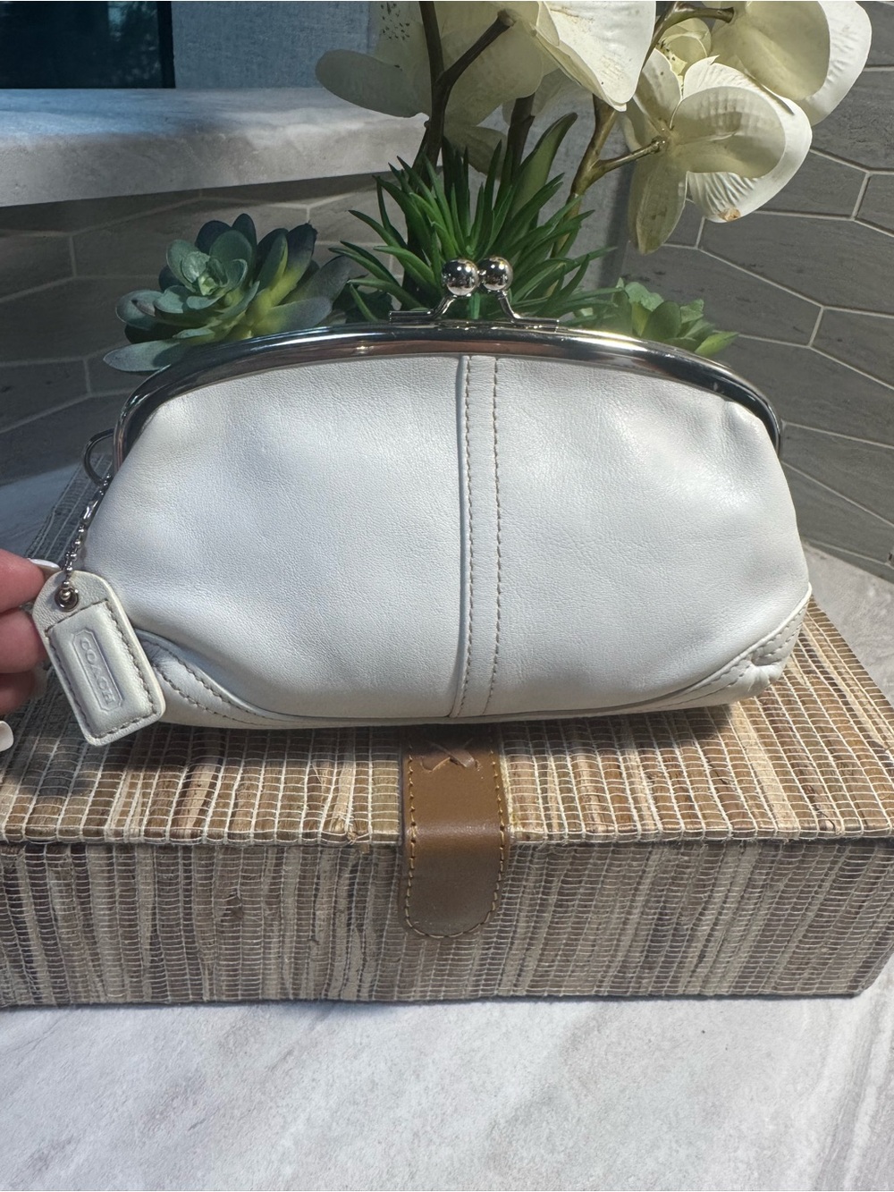 Like NEW Coach KISS LOCK Soft Off White Leather Clutch 2 Tone HangTag Fits Phone